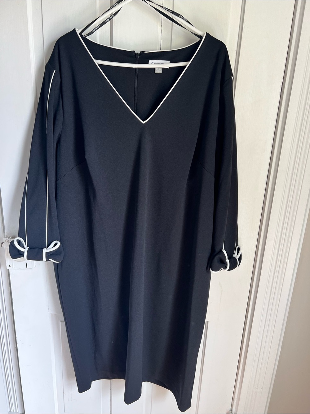 Calvin Klein Women’s Black Long-Sleeve V-Neck Shift Dress w/ White Trim size 22w